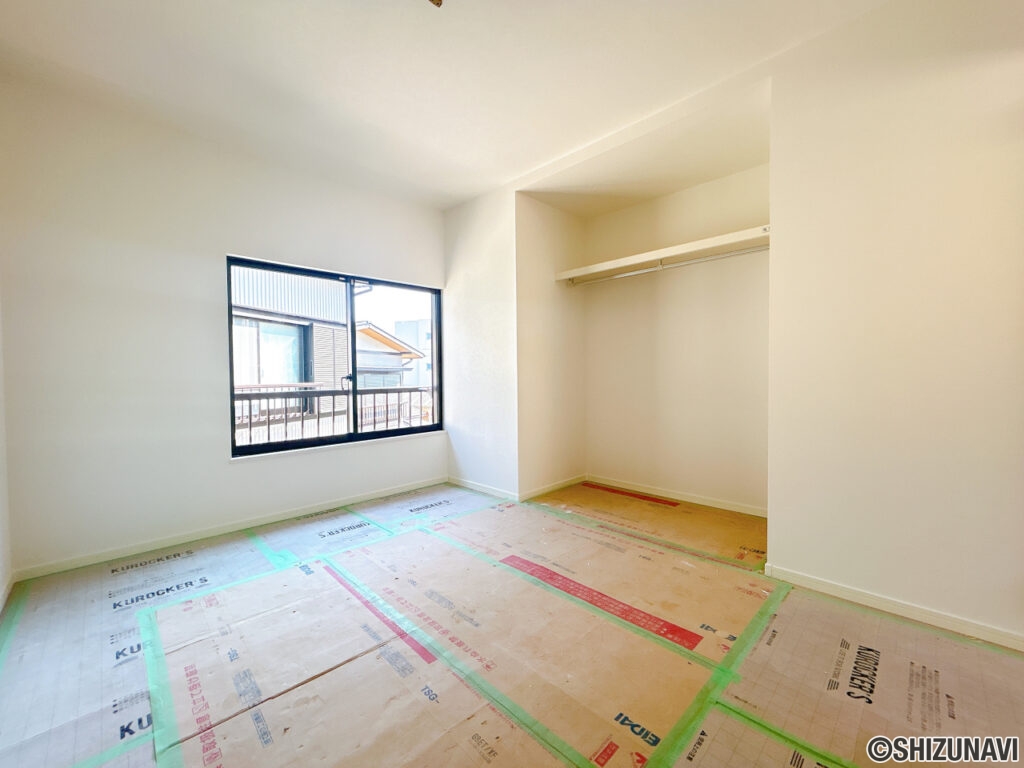 【リフォーム中/2階中央居室】現在和室のお部屋は全て洋室へと変更いたします。畳はフローリングへ、押入は枕棚とハンガーパイプを設置してクローゼットへ変更いたします。（8/2撮影）