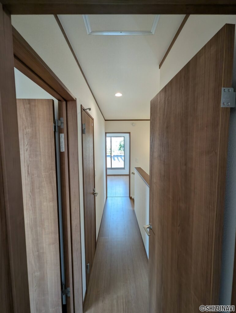 2号棟　2階廊下の画像です。