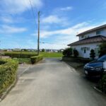 【前面道路】前面道路は幅員４ｍ程度ですが、交通量はほぼ無く、落ち着いて車を入庫していただけます。
