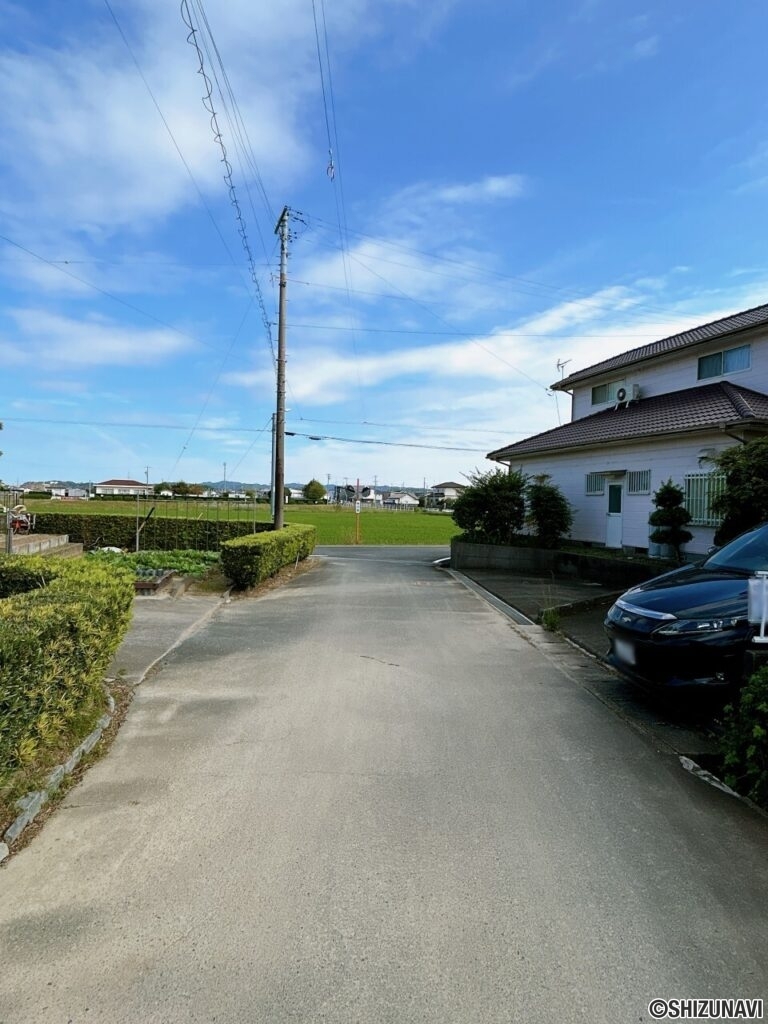 【前面道路】前面道路は幅員４ｍ程度ですが、交通量はほぼ無く、落ち着いて車を入庫していただけます。