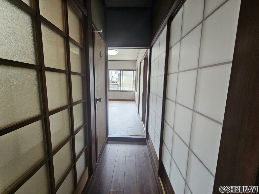 キッチンへ続く廊下