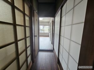 キッチンへ続く廊下