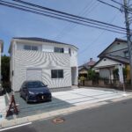 【2号棟】外観、敷地全体並列で３台駐車可能なゆとりあるスペースです！