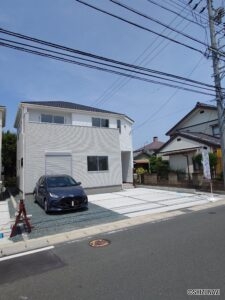 【2号棟】外観、敷地全体並列で３台駐車可能なゆとりあるスペースです！