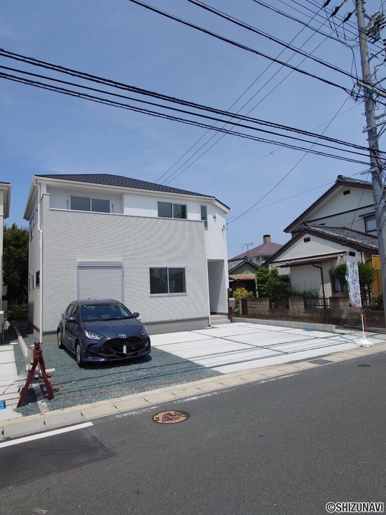 【2号棟】外観、敷地全体並列で３台駐車可能なゆとりあるスペースです！