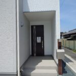 【2号棟】玄関外、アプローチ
