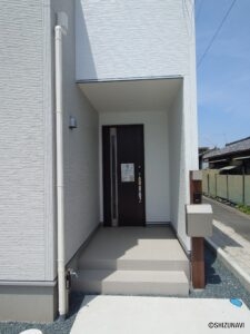 【2号棟】玄関外、アプローチ