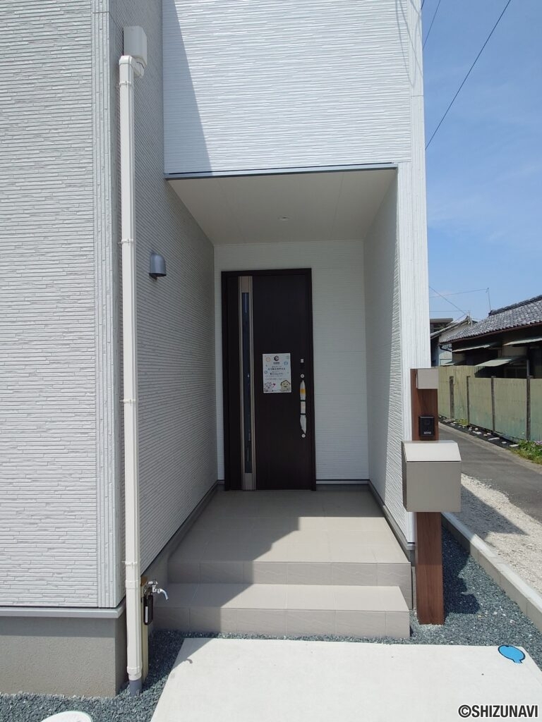 【2号棟】玄関外、アプローチ