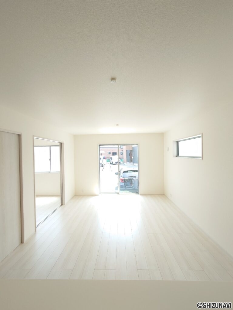 【2号棟】ＬＤＫキッチンからの展望。リビング全体が見渡せるため、お料理をしながら、お子様の様子を確認できます！