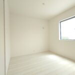 【2号棟】洋室①広さ4.5帖、リビング直結で使える洋室です！