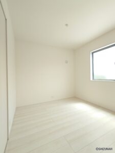 【2号棟】洋室①広さ4.5帖、リビング直結で使える洋室です！