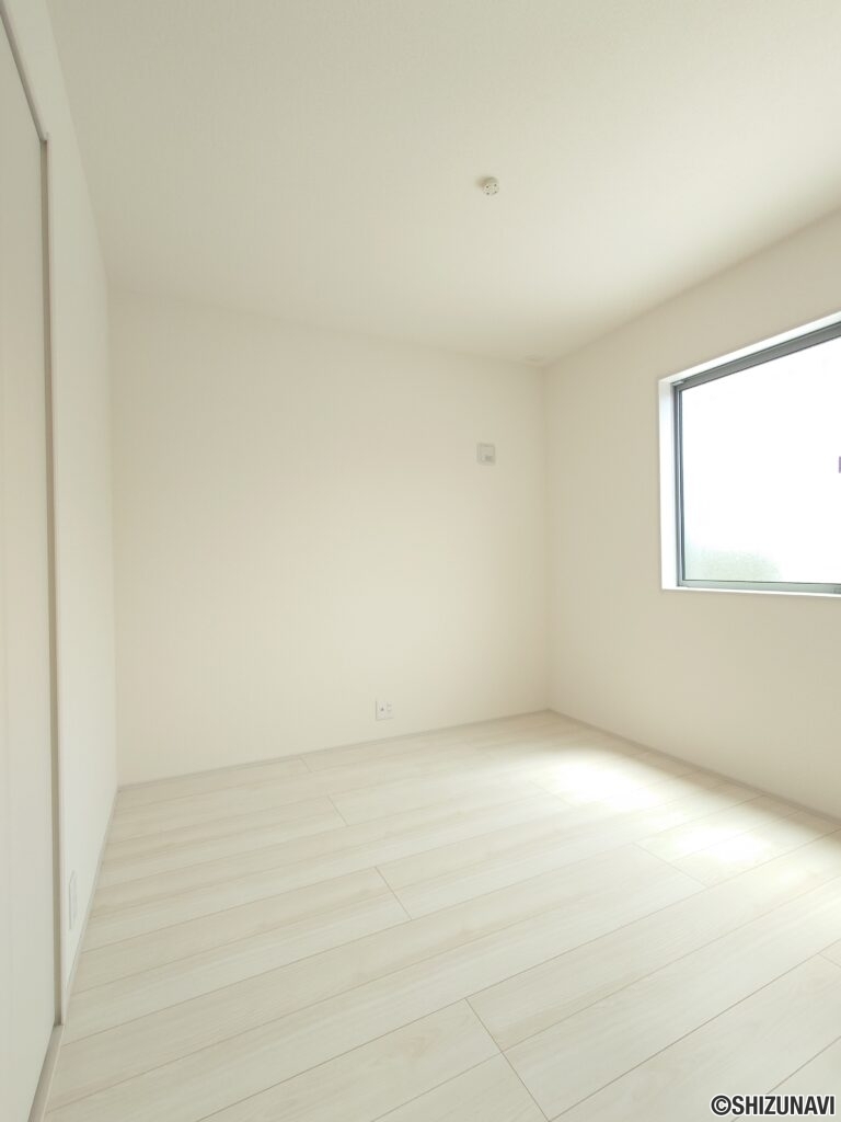 【2号棟】洋室①広さ4.5帖、リビング直結で使える洋室です！