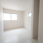 【2号棟】洋室②広さ5.16帖、北向きですが2面に窓があり、採光を確保しています！