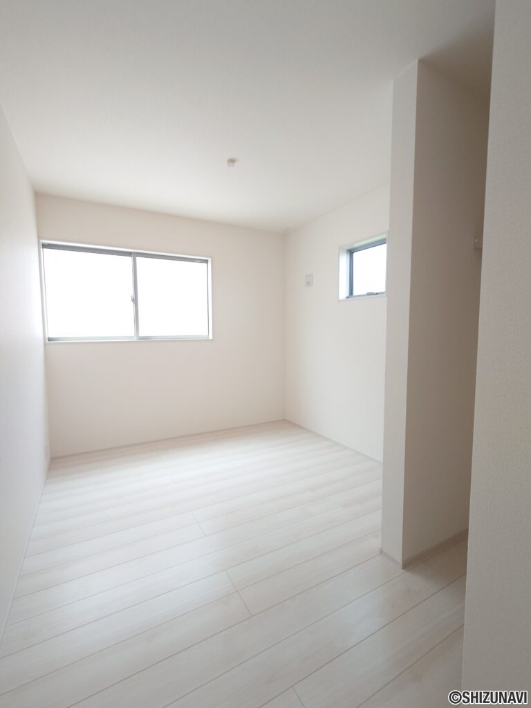 【2号棟】洋室②広さ5.16帖、北向きですが2面に窓があり、採光を確保しています！