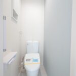 【2号棟】2階トイレアクセントカラーがおしゃれな空間です！