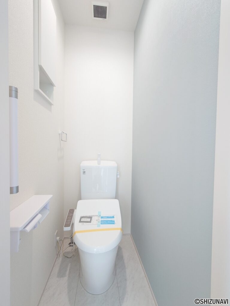 【2号棟】2階トイレアクセントカラーがおしゃれな空間です！