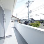 【2号棟】バルコニー洋室③、④（南向きのお部屋）から行き来できます！