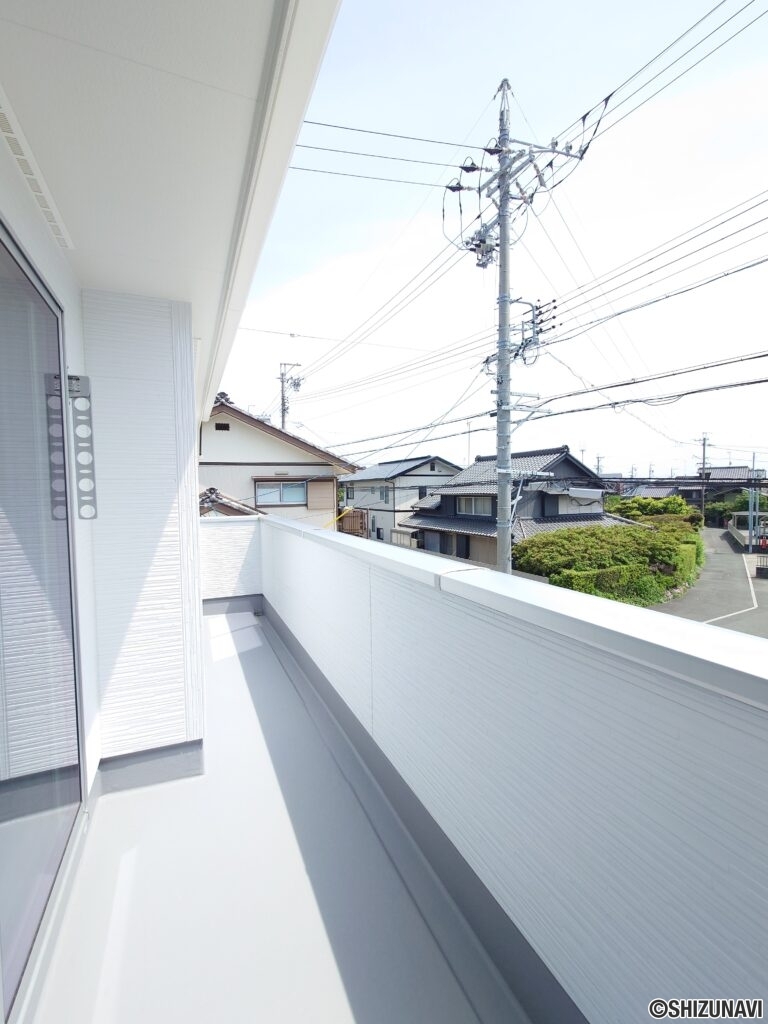 【2号棟】バルコニー洋室③、④（南向きのお部屋）から行き来できます！