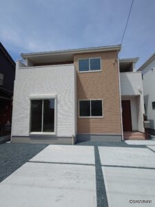 【1号棟】建物外観ツートーンカラーで落ち着いた雰囲気の外観です！