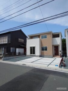 【1号棟】外観・敷地全体並列で３台駐車可能なゆとりある駐車スペースです！