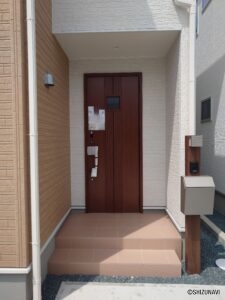【1号棟】玄関外、アプローチ