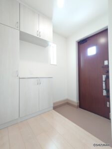 【1号棟】玄関飾り台付きの収納棚付き