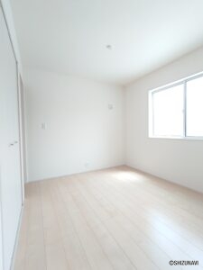【1号棟】洋室①広さ4.5帖、リビング直結で使える洋室です！廊下から直接出入りできます！