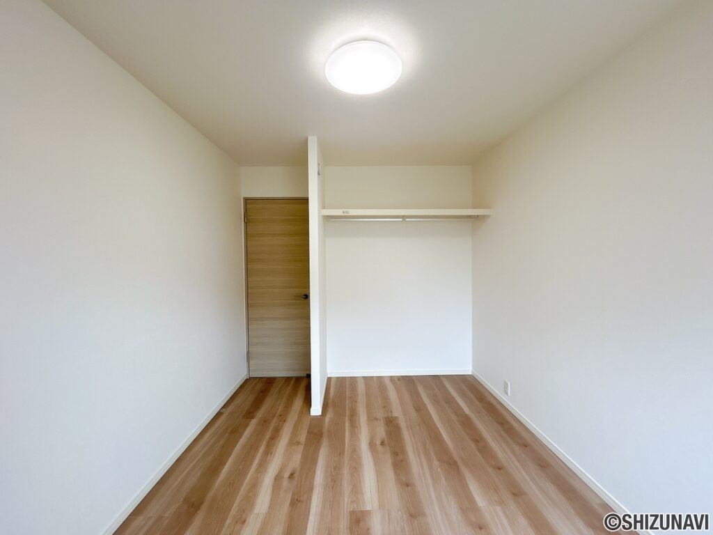 【リフォーム後／2階中洋室】床はフローリング重張り、壁・天井はクロス貼替え、照明交換、建具交換を行いました。オープン収納スペースを新設いたしました。
