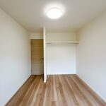 【リフォーム後／2階中洋室】床はフローリング重張り、壁・天井はクロス貼替え、照明交換、建具交換を行いました。オープン収納スペースを新設いたしました。