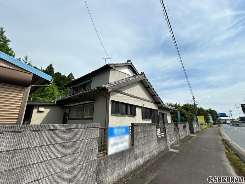 【リフォーム前/外観】別角度です。外壁の塗装、屋根の点検・補修を行う予定です。