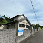 【リフォーム前/外観】別角度です。外壁の塗装、屋根の点検・補修を行う予定です。