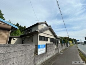 【リフォーム前/外観】別角度です。外壁の塗装、屋根の点検・補修を行う予定です。