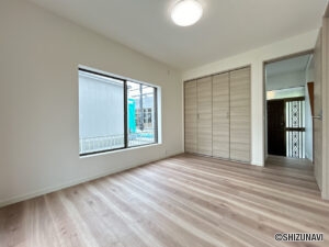 【リフォーム後／1階洋室】１階６帖の和室は洋室に変更いたしました。LDKと続き間にする事も出来ますので、生活スタイルに合わせて使い分けが可能です。