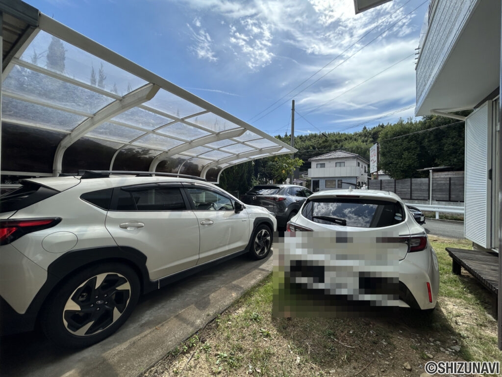 【駐車場】車種によっては、並列3台、合計で4台の駐車が可能です。