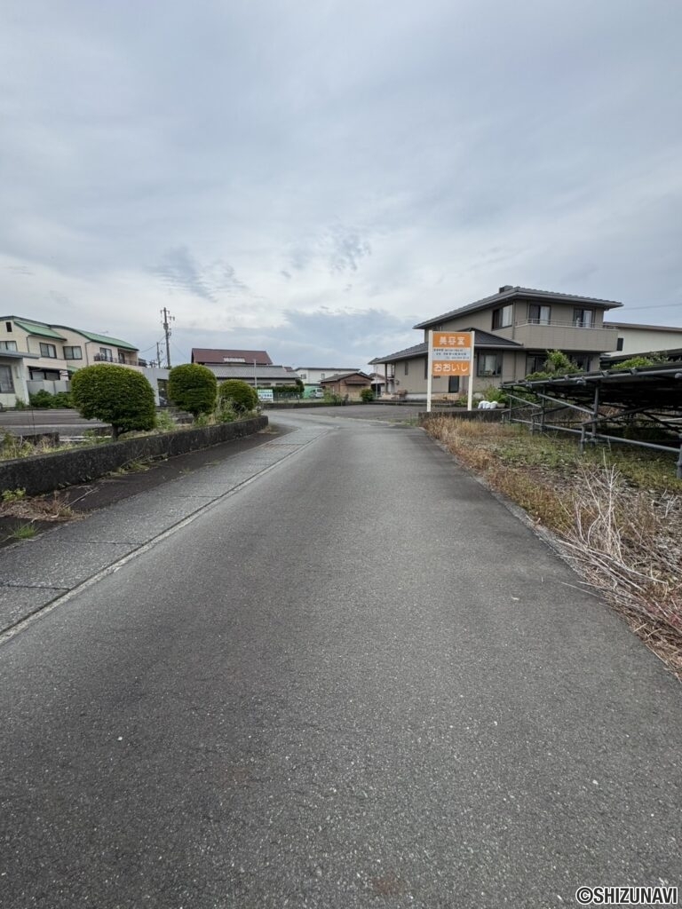 物件北側前面道路にも接道をしております。（建築基準法上の道路ではございません。）
