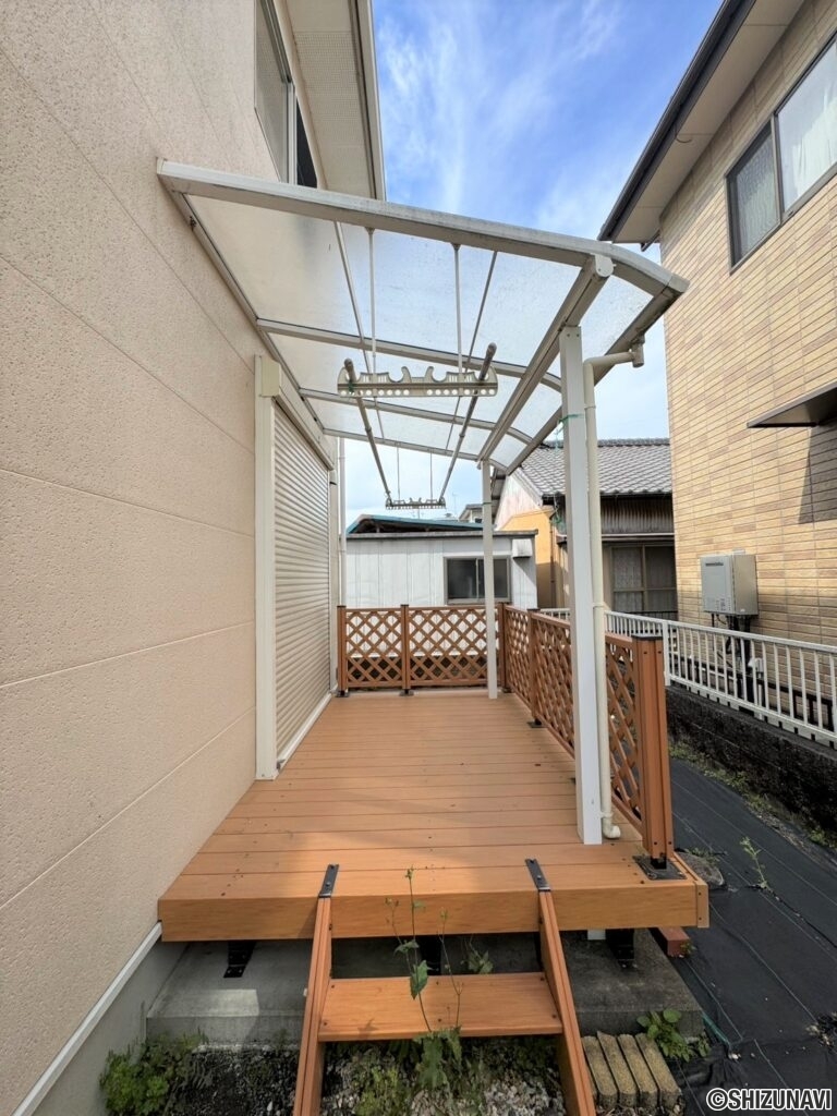 屋根付きのウッドデッキが嬉しいです♪