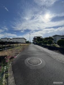 物件北側前面道路にも接道をしております。（建築基準法上の道路ではございません。）
