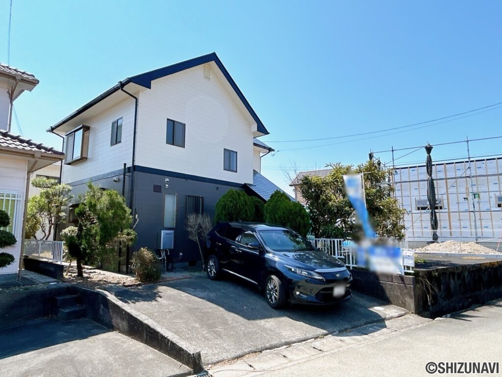 【リフォーム後／現地外観】駐車場周りの植栽は伐採・剪定を行いました。外壁と屋根塗装を行いますので、印象もガラリと変わりますよ。