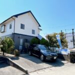 【リフォーム後／現地外観】駐車場周りの植栽は伐採・剪定を行いました。外壁と屋根塗装を行いますので、印象もガラリと変わりますよ。