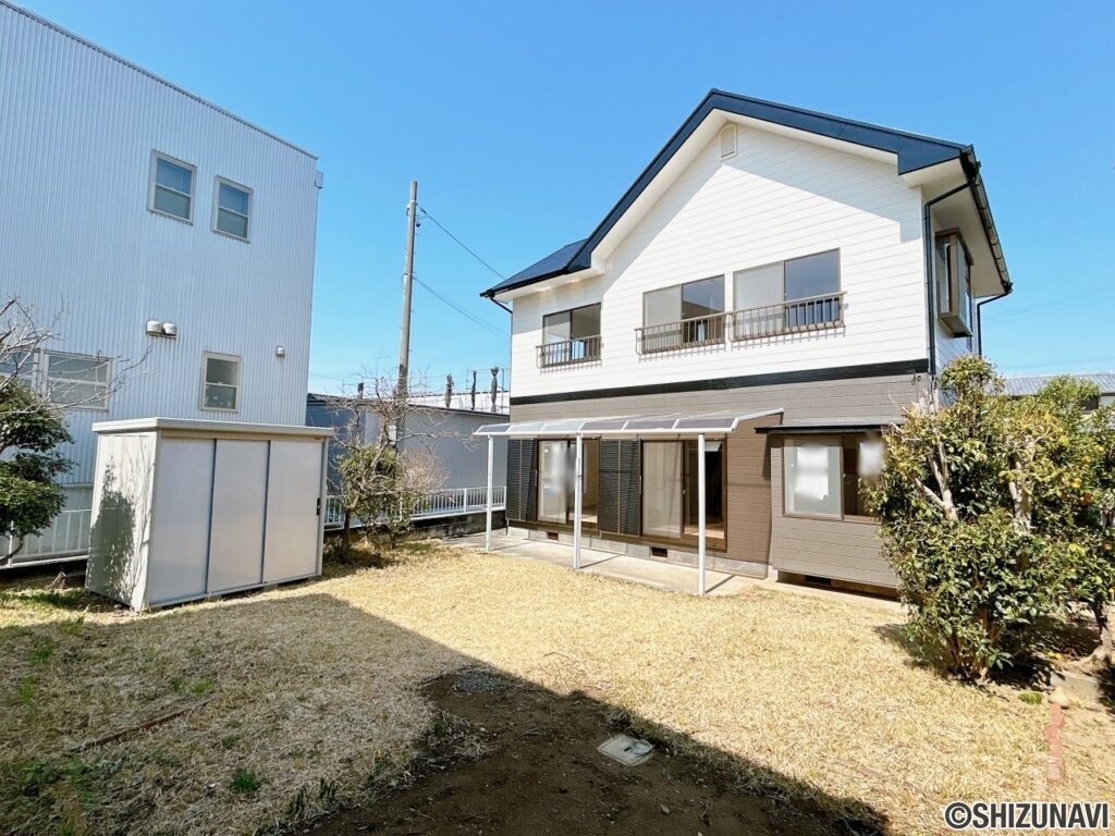 【リフォーム後／庭】物置小屋の撤去、芝刈りを行います。隣家との距離も程よく取られており、お洗濯物が良く乾きそうですね。