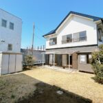 【リフォーム後／庭】物置小屋の撤去、芝刈りを行います。隣家との距離も程よく取られており、お洗濯物が良く乾きそうですね。
