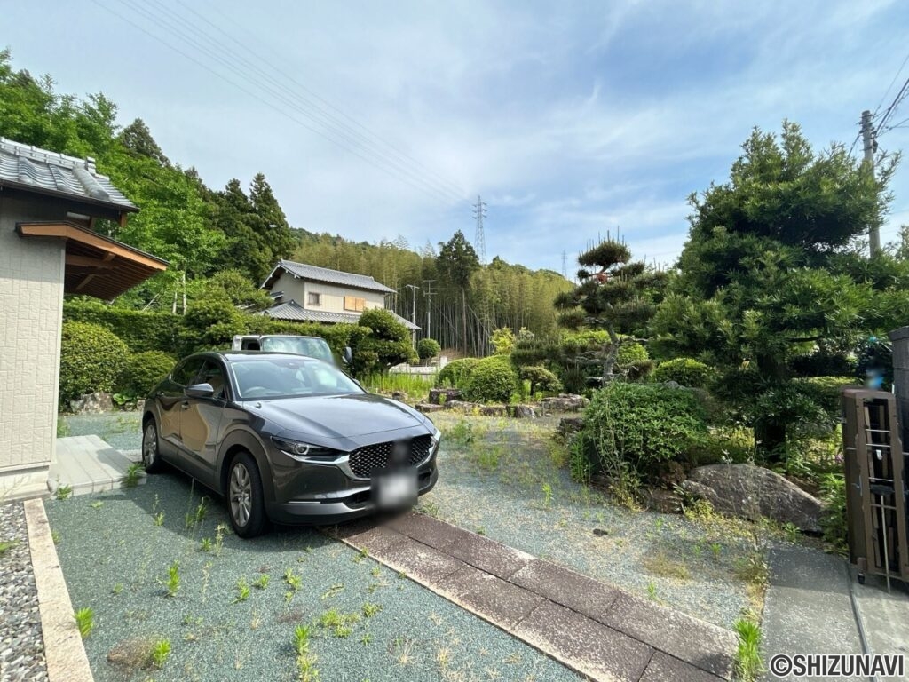 【リフォーム前/駐車場・庭】お庭は植栽の剪定を行います。