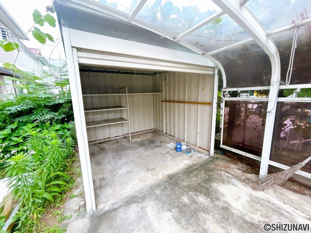 駐車場奥には物置もついております。