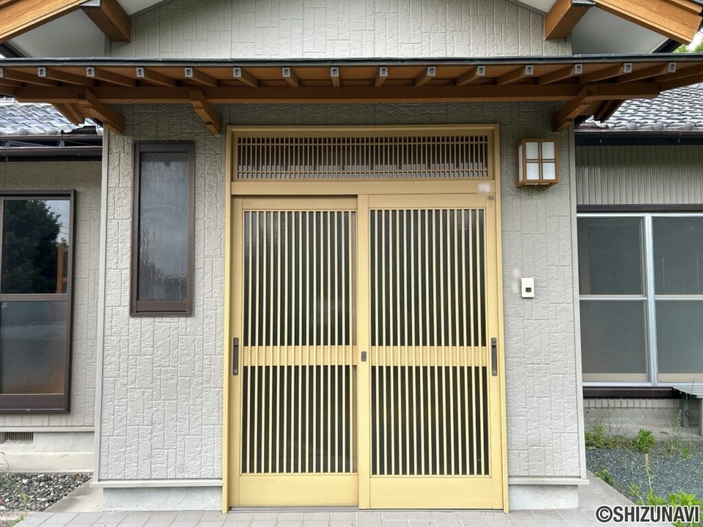 【リフォーム前/玄関】玄関は鍵・照明の交換、モニター付きインターホンの交換を行います。