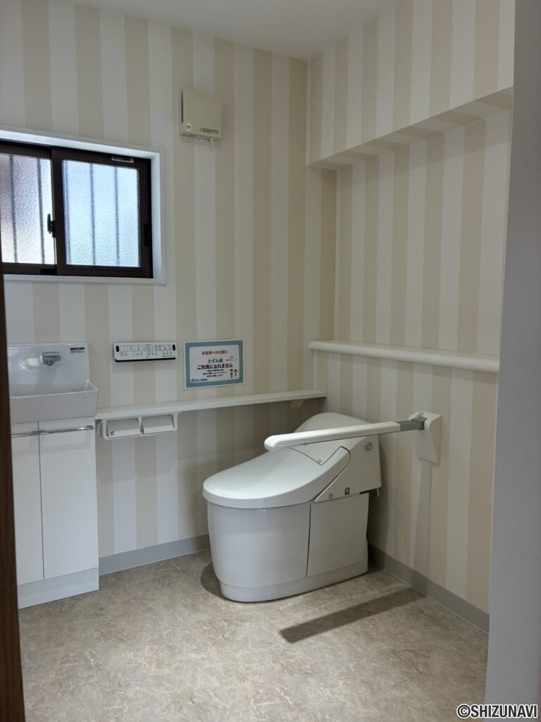 1階のトイレはとても広いです。