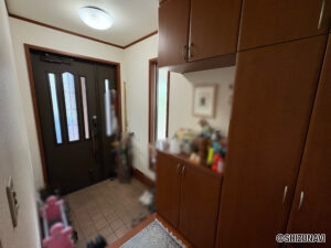 玄関には備え付けの靴箱がございます。