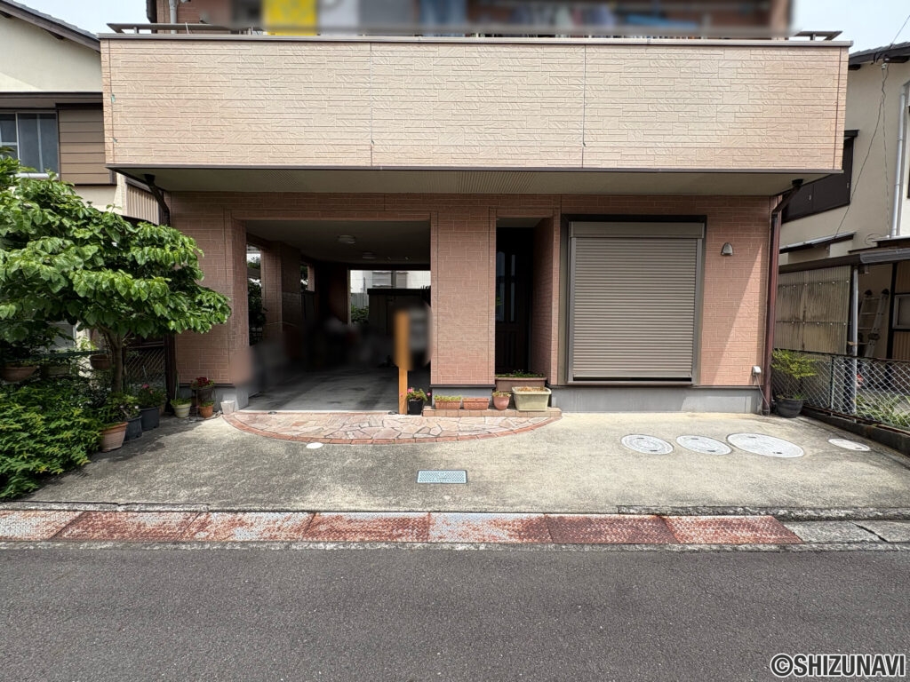 車庫含め２台駐車可能です。