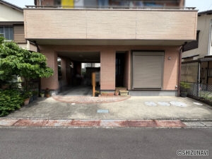 車庫含め２台駐車可能です。