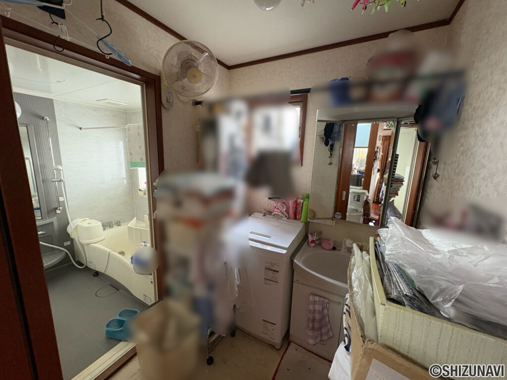 ２階に洗面、浴室がございます。