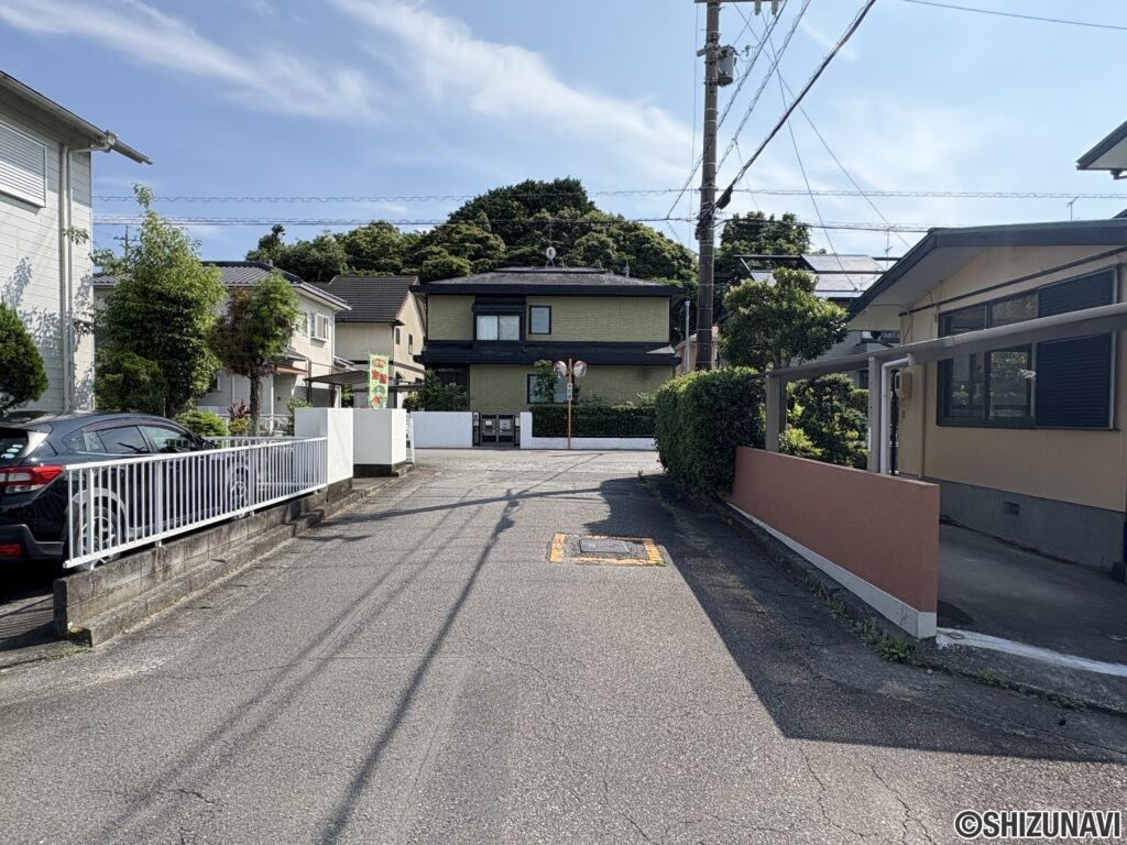 東側前面道路です。